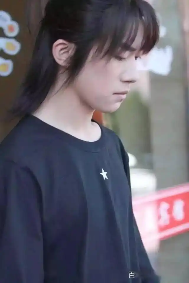 易烊千玺在《艳势番之新青年》中的长发丸子头!