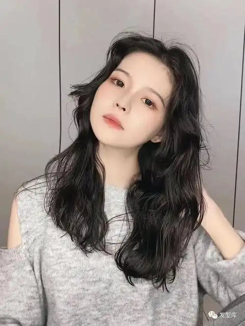 适合秋冬的烫发卷,有点像波纹卷,但是相比波纹卷的整齐划一,法式烫发