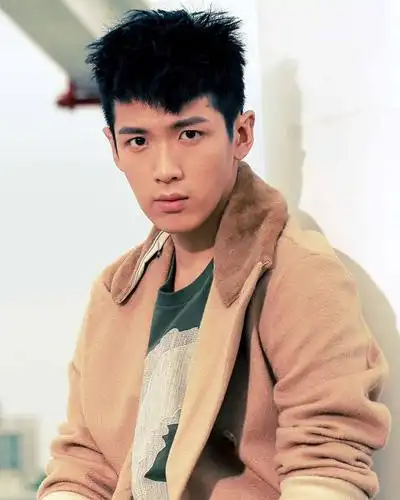 柯震东发型藏心机 百变刘海潮味十足