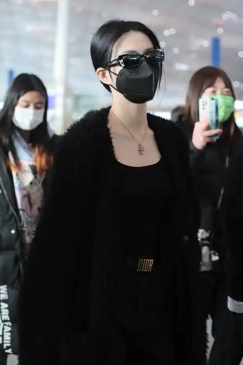 徐璐整身黑色装扮现身机场,飒爽又保暖.紧身t恤露出锁骨-爱读书