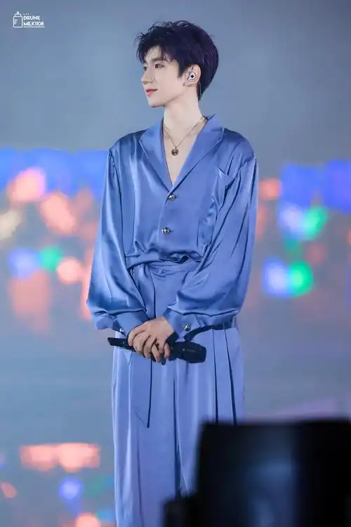 王源六周年穿睡衣的图好撩人啊