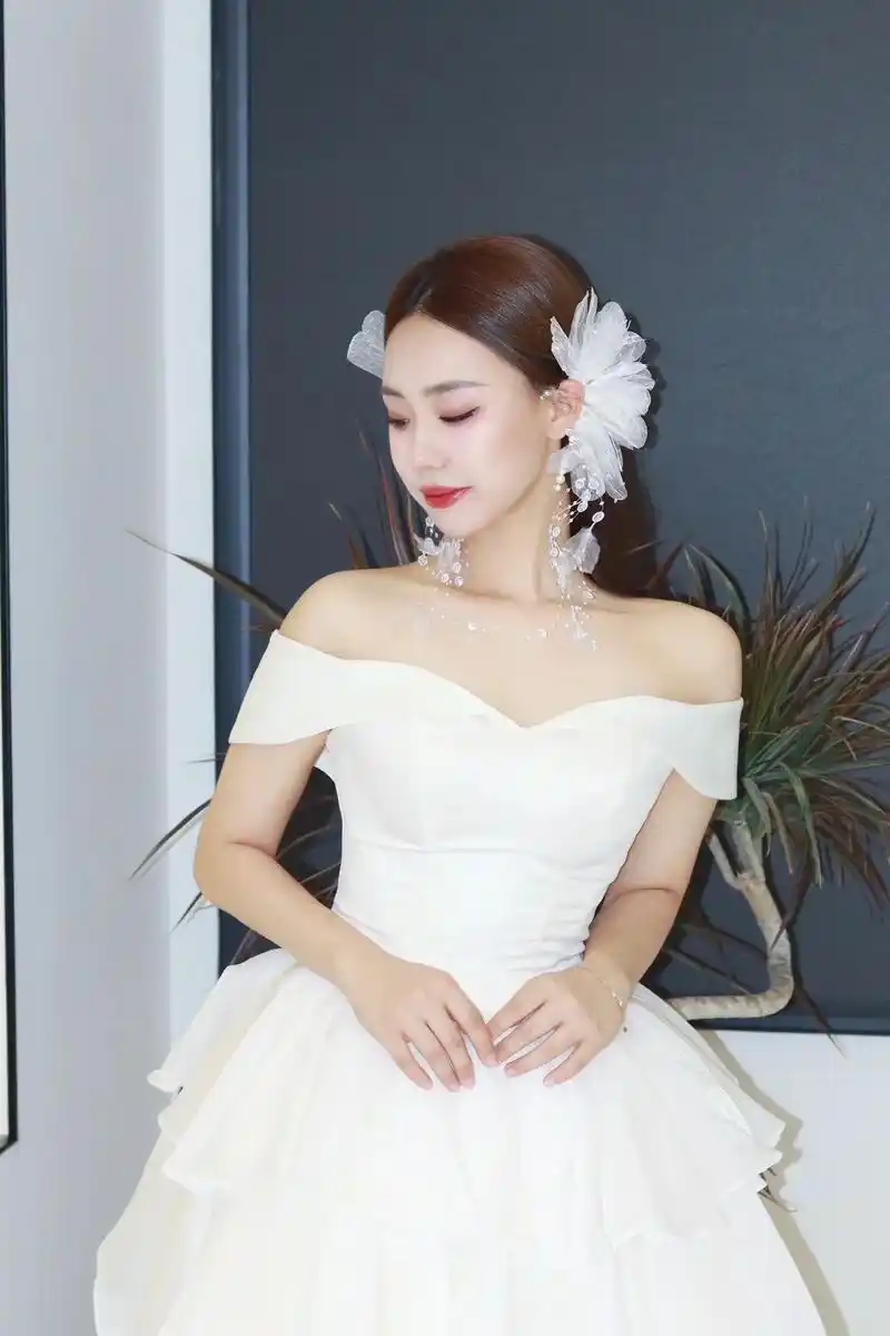 01年的烟台小美女刘晨结婚啦 娇俏甜美.晨晨今天跟妆的新娘子 - 抖音