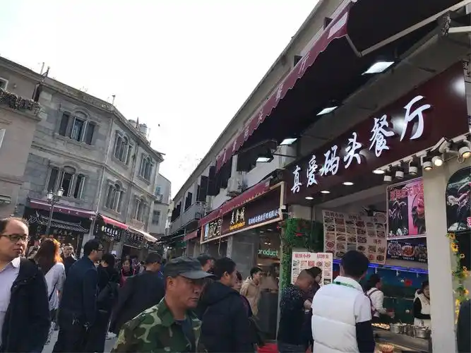 鼓浪屿商业步行街到处都是闽南台湾美食,应有尽有的商品琳琅满目,大家