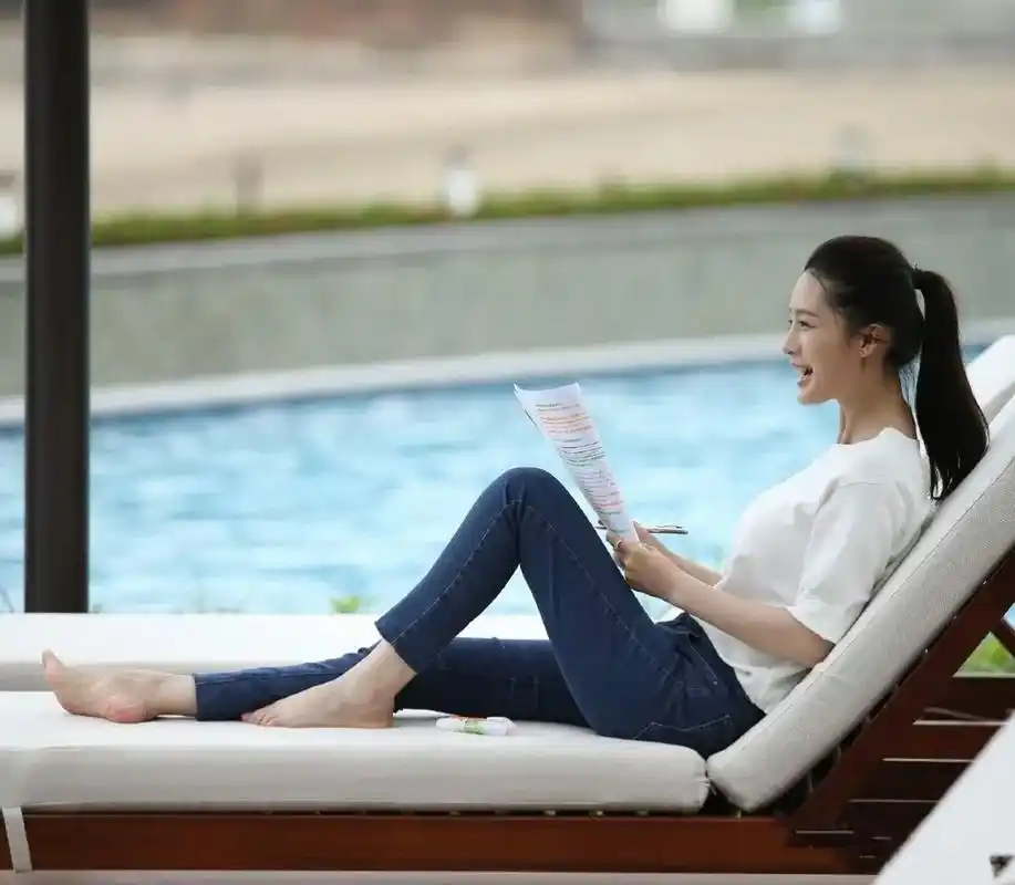 李沁光脚牛仔裤