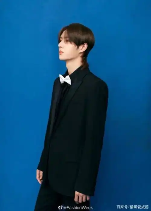 王一博杂志大片曝光,西装搭配圆框眼镜,文艺范十足!