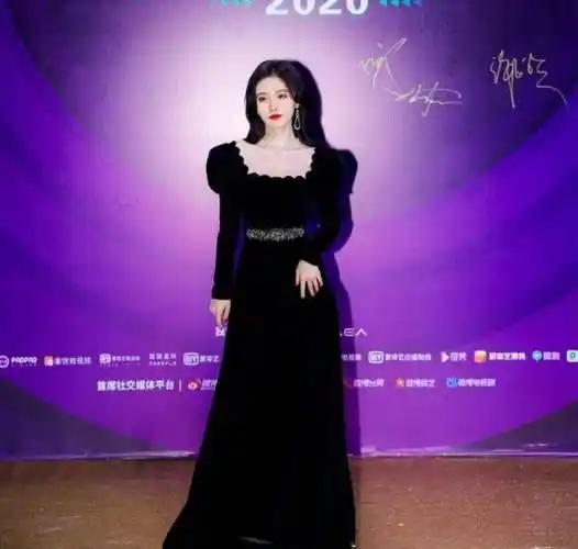 只有女生才懂,鞠婧祎张小斐穿上变"人间富贵花"_时尚_西装_什么