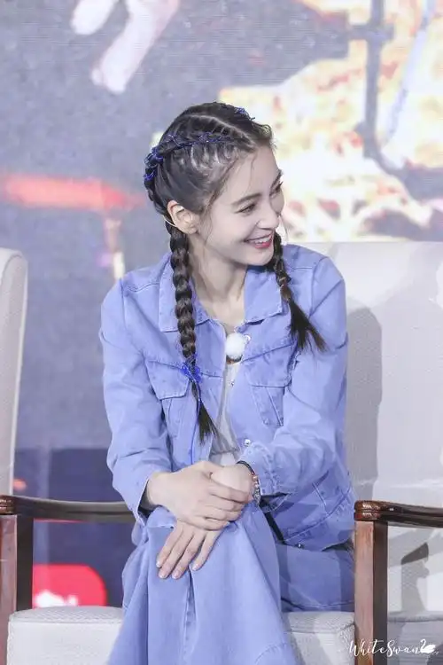 angelababy杨颖穿着牛仔装扎着麻花辫青春活力美少女即刻上线