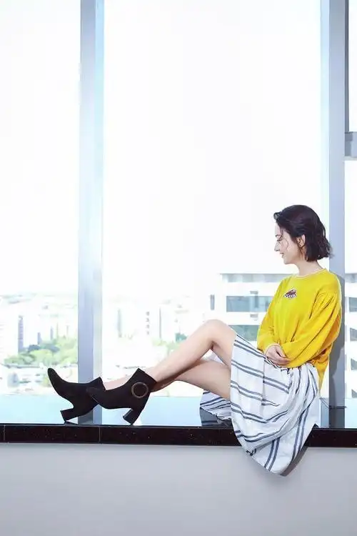 赵丽颖衣品太无敌牛仔短裙配过膝长靴真是肤白貌美大长腿啊