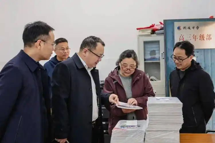 杨贤招调研指导高考复习备考工作