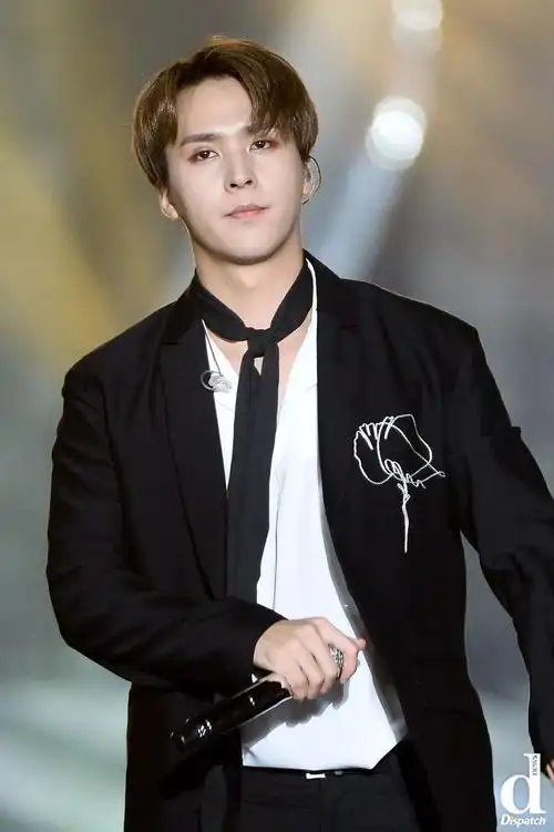 d 韩娱|"混血儿?是韩国人啊!".男爱豆的异国风情视觉