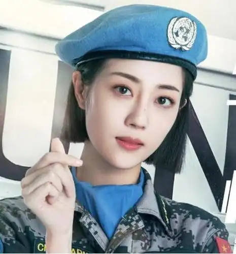 但其实,李溪芮之前一直都在拍摄《蓝盔特战队》,这部剧也是根据真实的