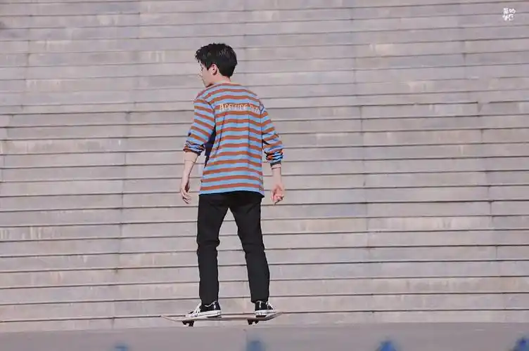 任豪五五分不好好用脸还给粉丝看脚皮