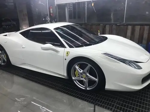 白色法拉利458.jpg