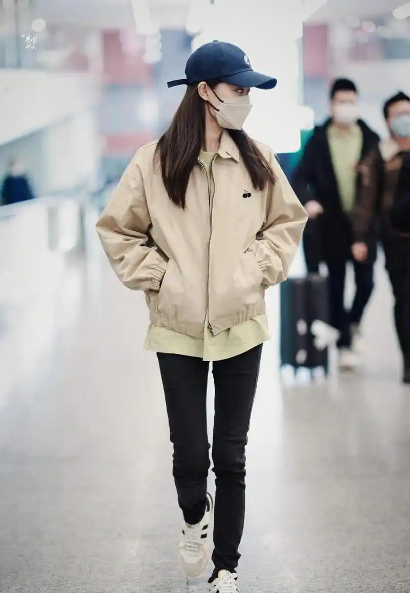 张小斐机场街拍,简单温柔的春日穿搭 卡其色夹克 绿色t恤 牛仔裤清清