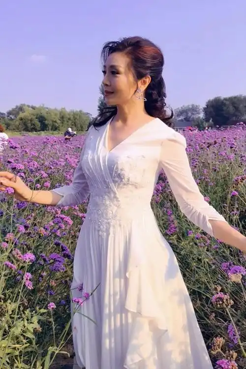 58岁歌唱家李丹阳晒照!身材凹凸有致,这么好基因未婚不生娃可惜