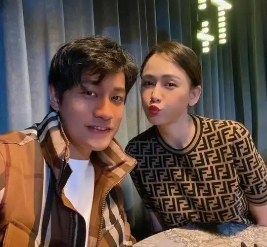 两人甜蜜地拥抱在一起切蛋糕,陈乔恩还在男朋友怀里比剪刀晒幸福