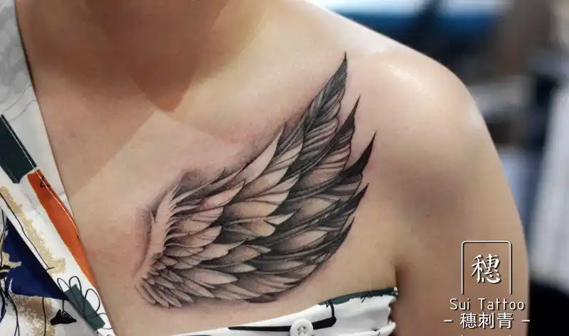 翅膀 by:穗哥纹身图片_胸部欧美写实纹身图案
