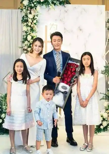 同样第三胎才生了儿子,黄磊被吐槽重男轻女,佟大为却受到众人夸_孩子