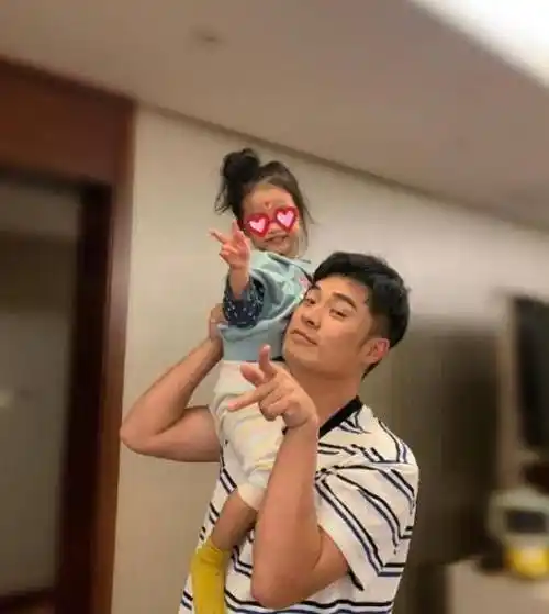 陈赫终于舍得晒女儿正脸照了,小安安漂亮可爱,像极了爸爸!