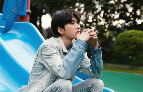 清新帅气蔡徐坤壁纸_超帅气的偶像蔡徐坤