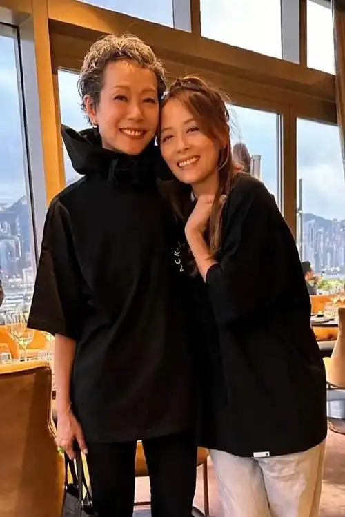 洪天明太太周家蔚出席聚餐与师叔元彪拍照很亲密被质疑喝多了