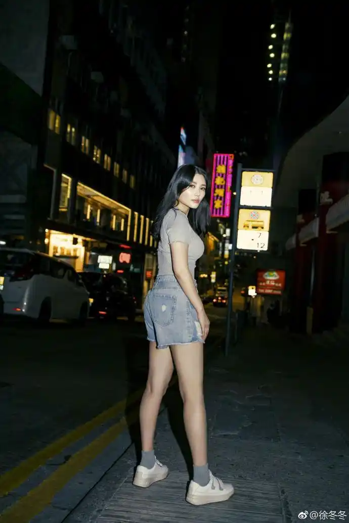 照片中徐冬冬两套look秀身材,紧身裤勾勒曲线十分迷人.