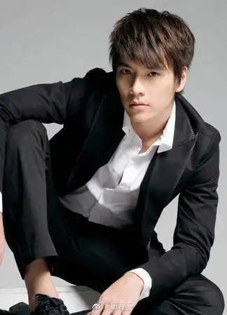 当年《恶魔在身边》杨丞琳贺军翔大火 而他如今连名字都被搞混