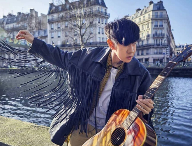 林俊杰终于鼓起勇气掀刘海,本以为不好看,看到照片:帅哥你谁_腾讯新闻