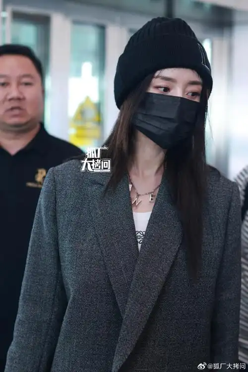 杨幂巴黎时装周机场出发路透