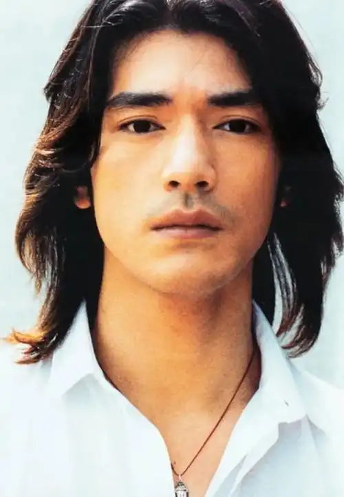 金城武的长发丝毫看不出一点阴柔的感觉.