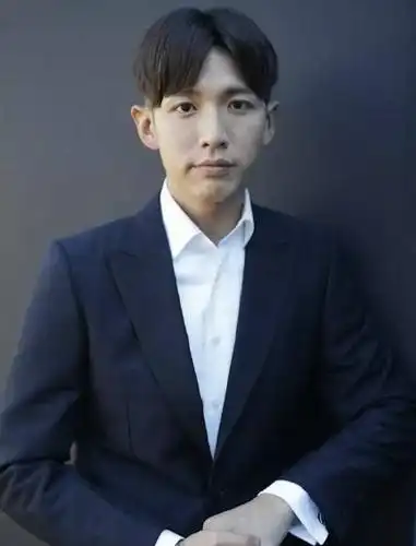 《再见瓦城》首映红毯,柯震东是长酱紫~虽然比中分发型好了一丢丢,但