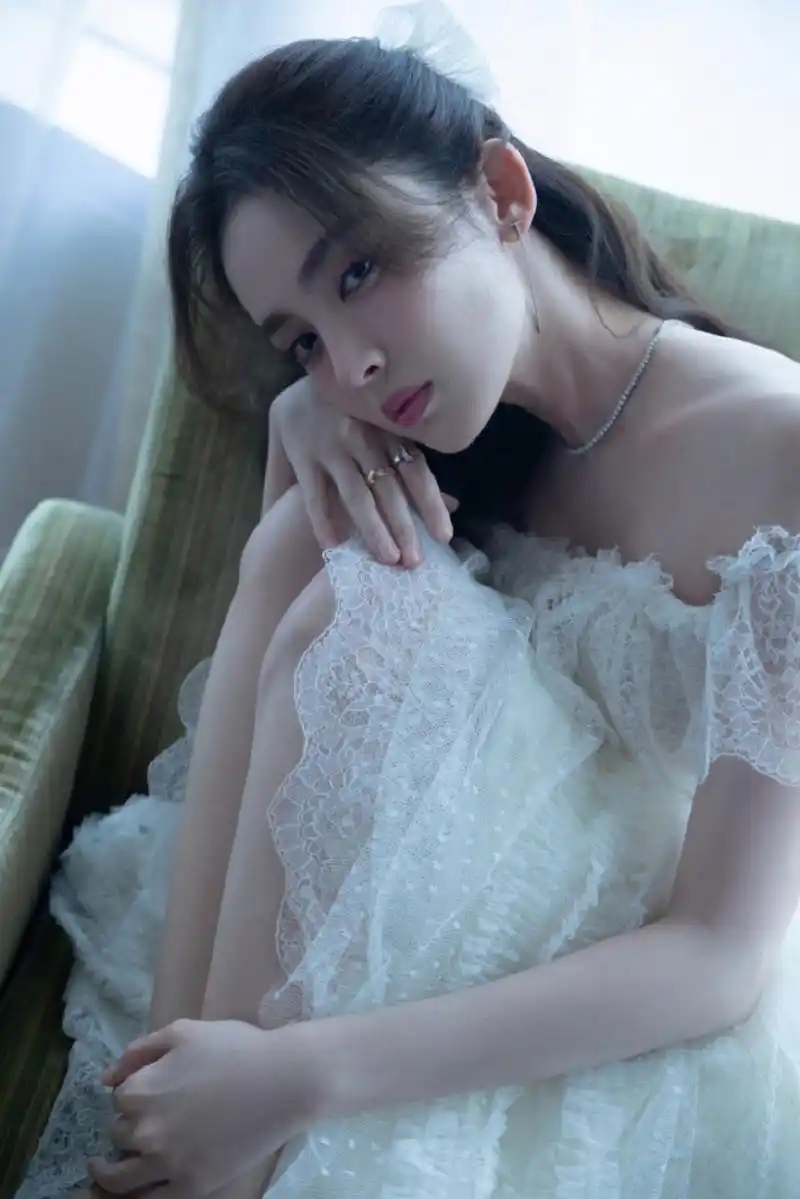 古力娜扎白色婚纱美照,笑容甜美迷人,美腿玉足更是水嫩诱人!