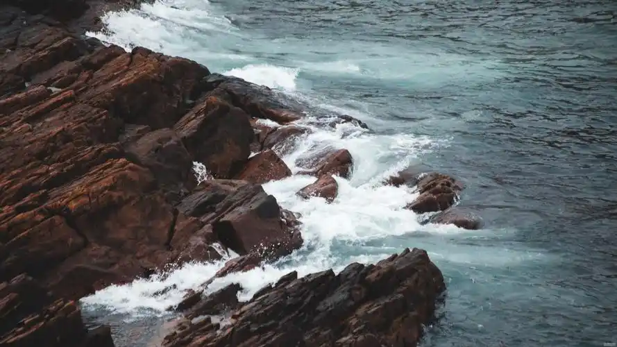 拍打礁石的海浪图片-风景壁纸-高清风景图片-第9图-娟娟壁纸