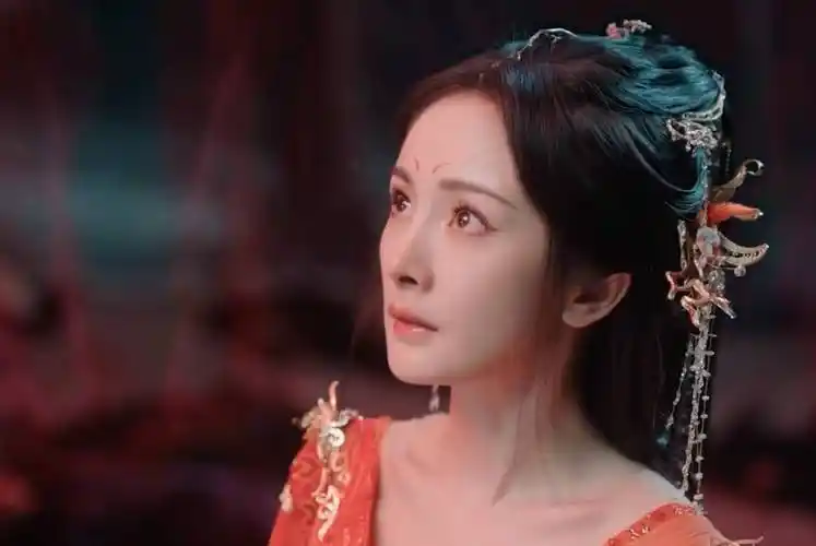 不只是拿手的题材类型,预告中一身红衣的杨幂状态回春,老太太唇不见了