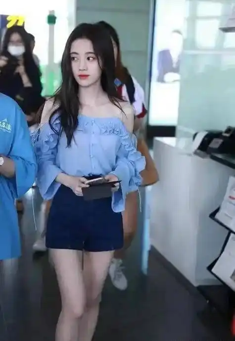 原创鞠婧祎国外游玩学生装清纯可爱虽然身高不高但胜在会搭配