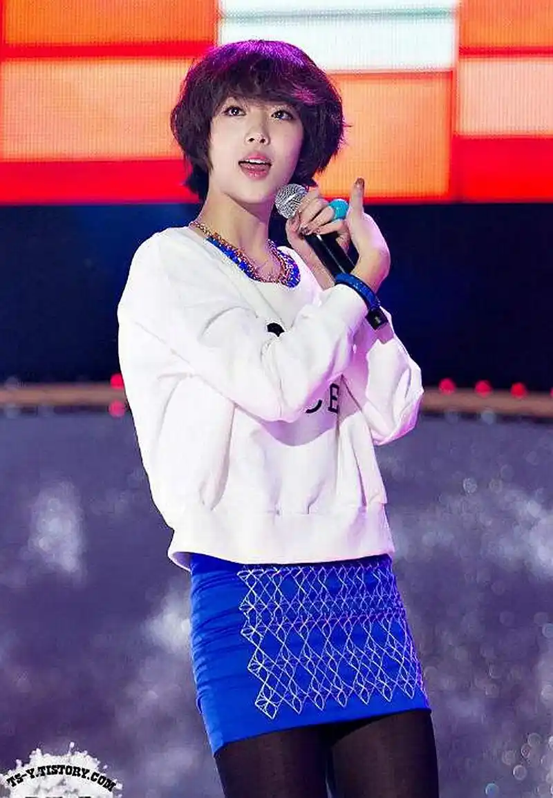 崔雪莉精彩舞台照,曾经的乖乖女雪莉在舞台上也是帅气撩人!