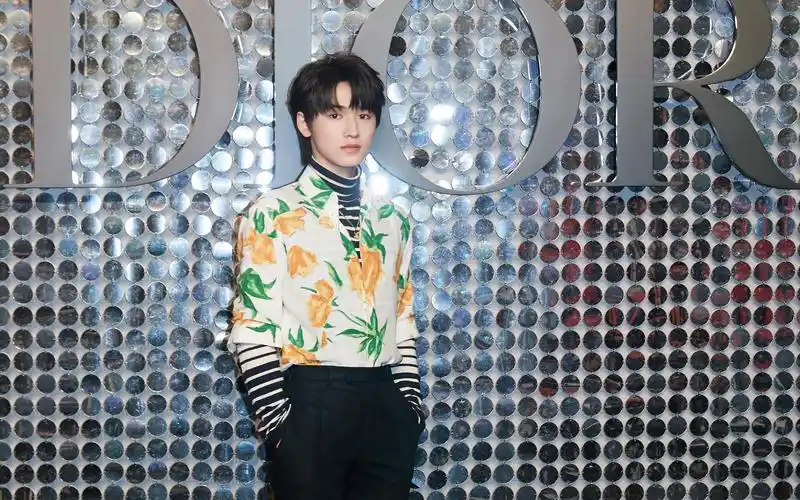 dior复古印花与美少年的完美结合!时尚宠儿宋亚轩迪奥红毯首秀