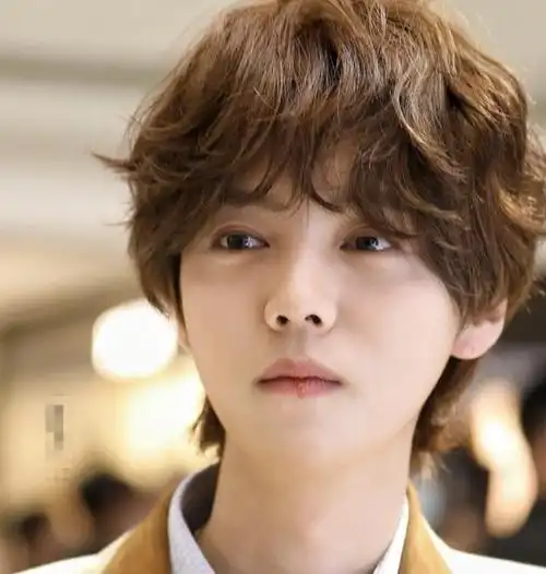 鹿晗活动生图曝出少年感又回来了新发型却与王俊凯相撞