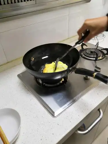 开始炒菜了,在锅里放些少许油,然后放入食材,调料.