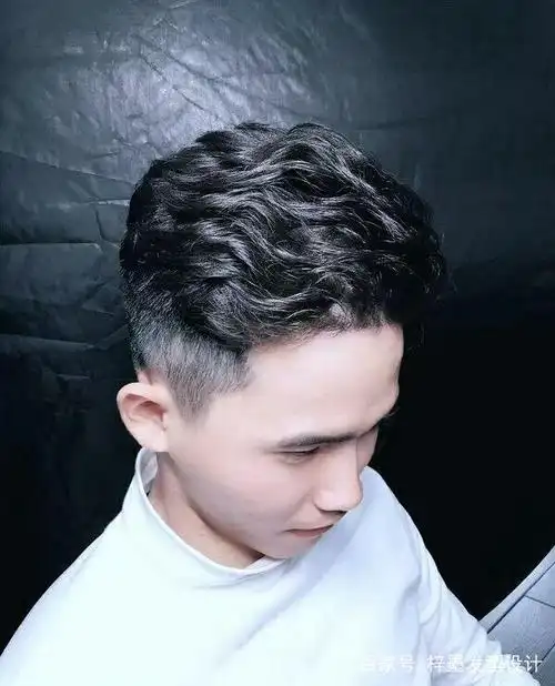 2,男士烫发纹理发型,形象提升的必剪发型,自然时尚好打理