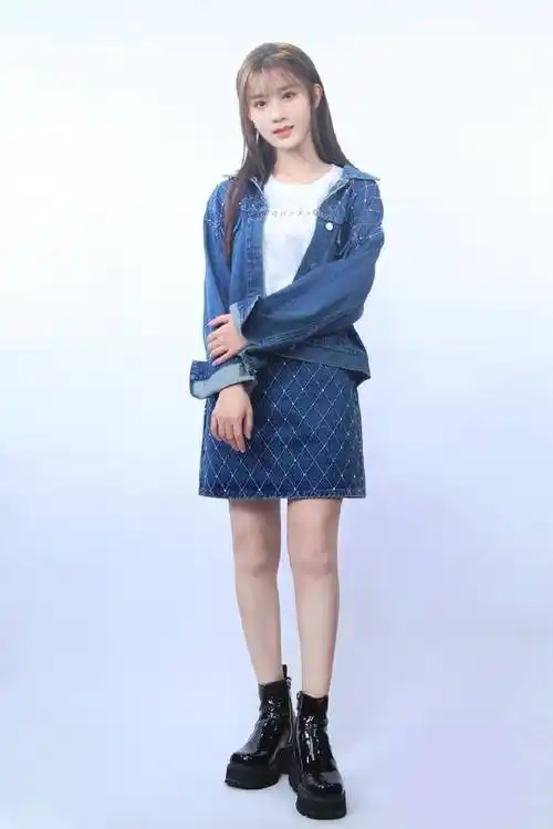 被《创造101》淘汰却快速走红,今穿轻纱裙,聚光灯下美成公主_陈意涵