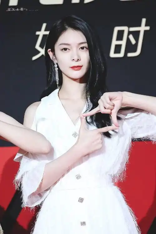 flonaked白色星星流苏露肩系带连衣裙火箭少女101傅菁同款