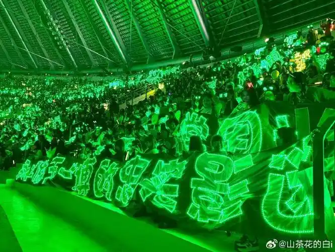 不过怎么每年都见不到黄明昊粉丝的应援?他是没粉丝还是