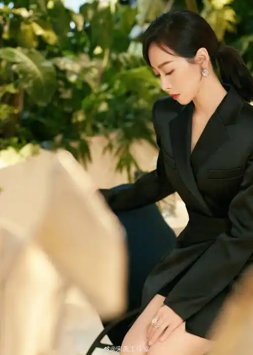 宋茜穿黑色西装裙 扎低马尾气质温柔_宋茜_马尾_西装
