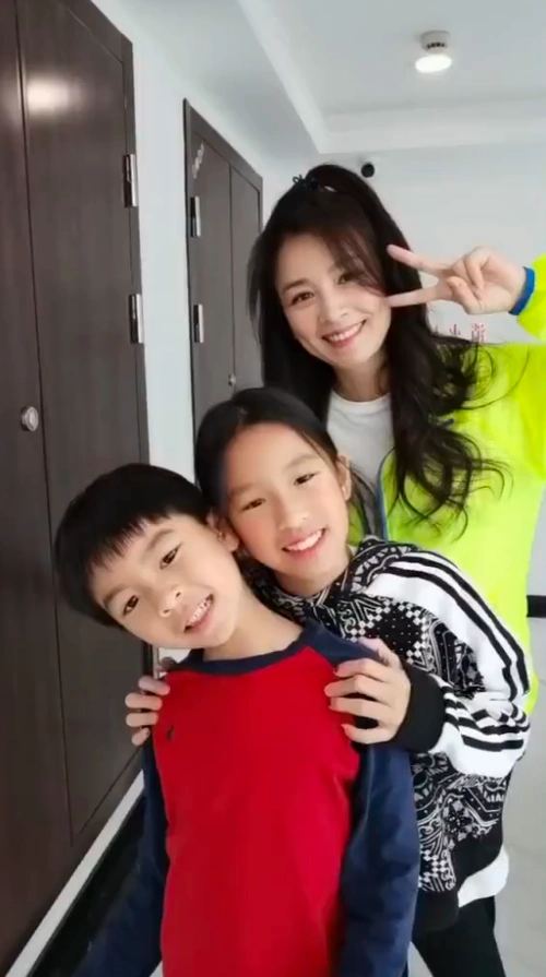 张庭带一双儿女跳舞尽显少女感母子同框却似姐弟