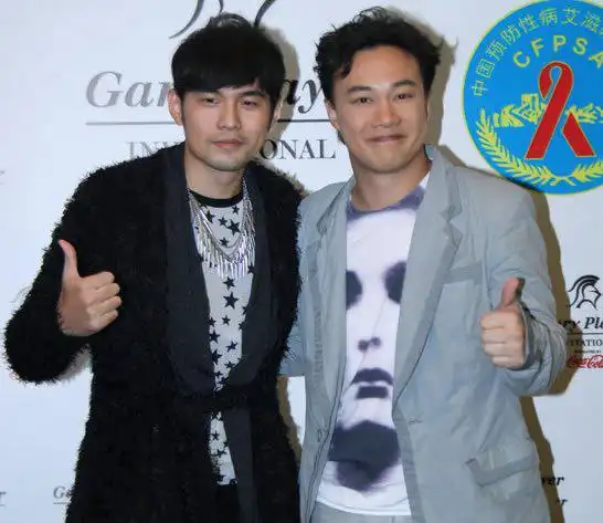 周杰伦陈奕迅首次同台压轴演出 二人盛赞对方实至名归