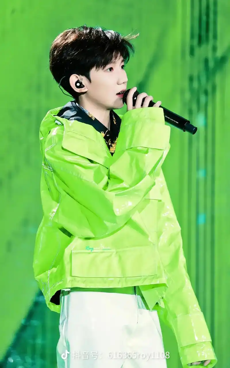 我永远的立麦之神.#王源 #宝藏男孩 #王源演唱会 - 抖音