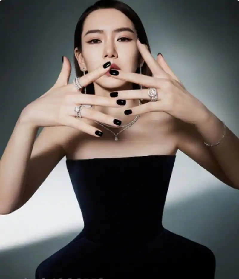 戚薇在时尚cosmo五月刊大片中身穿loewe 2023春夏系列,将时尚和性感