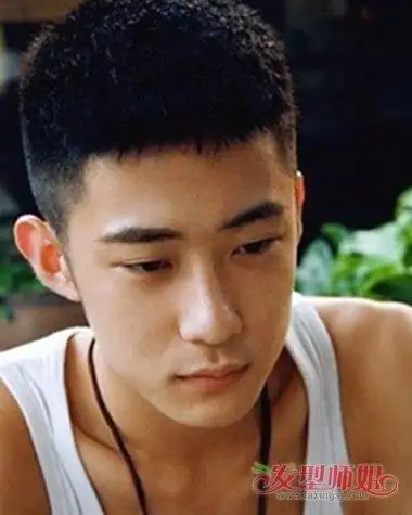 anny 白色的背心,超级与男生的寸头般配,适合于长脸男生的短发打造