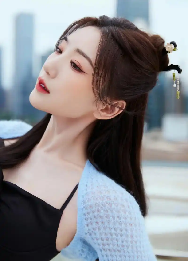 毛晓彤# 甜美清纯的容颜,五官精致立体,白皙细嫩的肩颈线,妩媚多姿